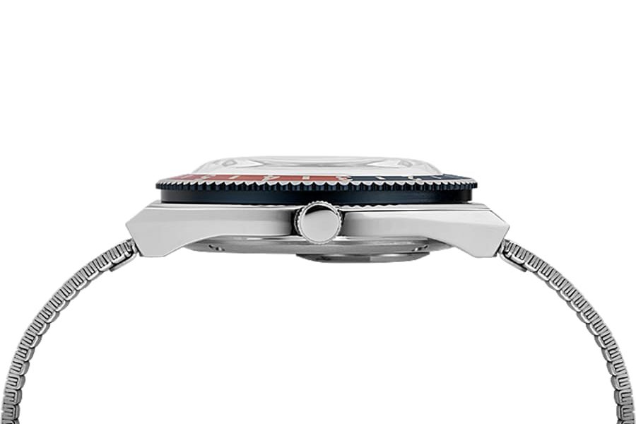 Timex Q Reissue avec vue latérale du timbre Peanuts