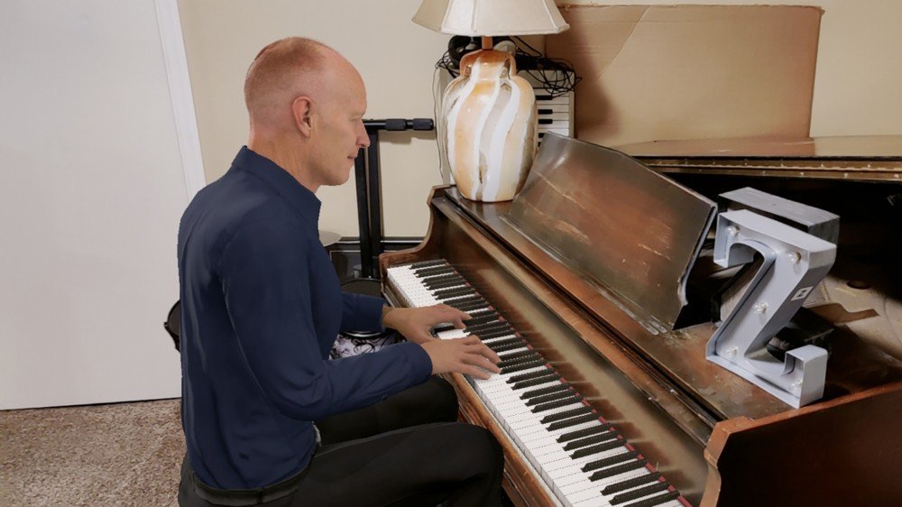 Un CGI Jon Schmidt des gars de Piano super imposé sur un vrai piano.