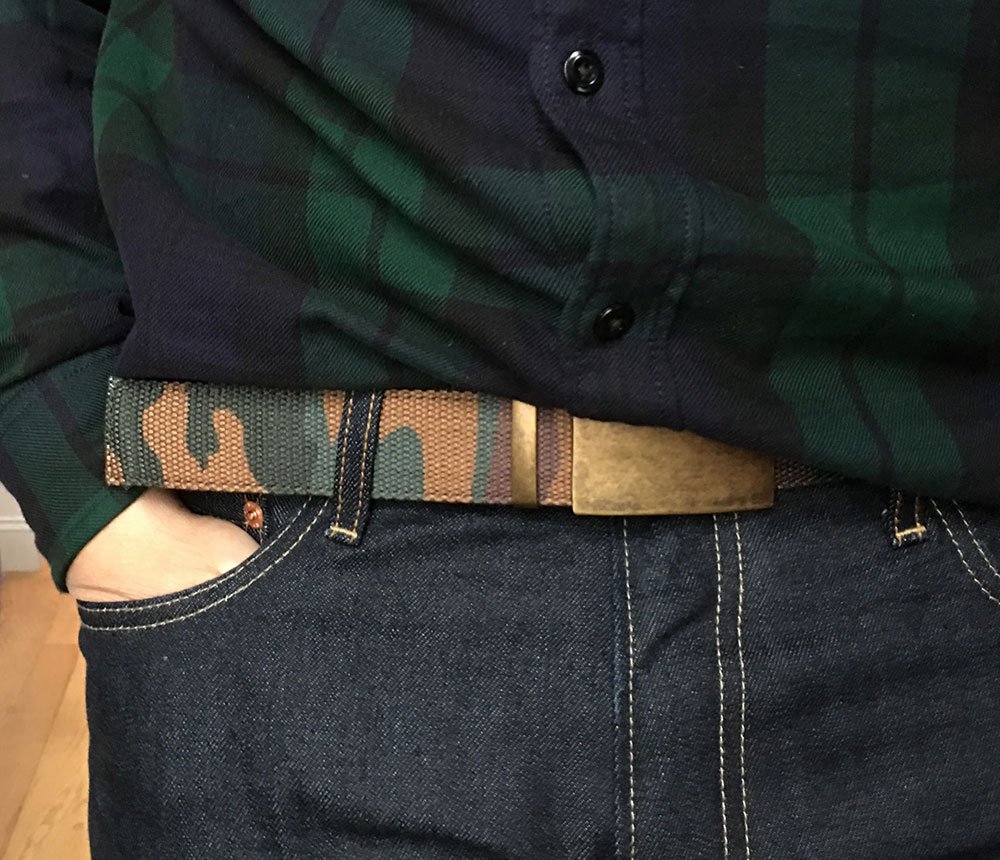 ceinture camouflage avec chemise montre noire et jean foncé