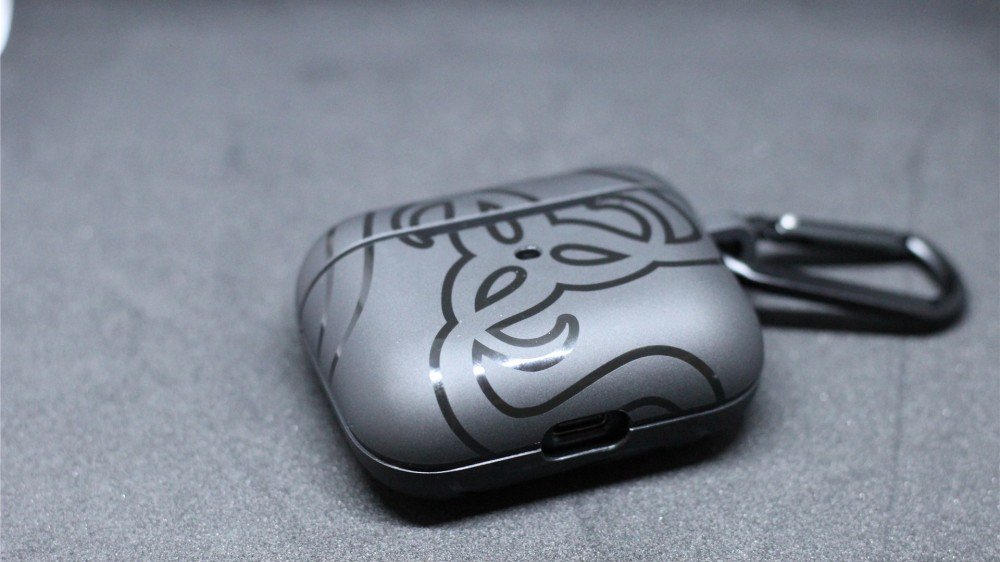 L'étui pour écouteurs Razer Hammerhead Pro dans un autre cas