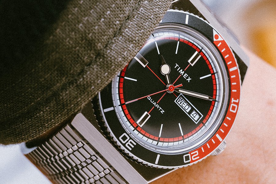 Montre Huckberry x Timex Cola Sport Edition limitée au poignet