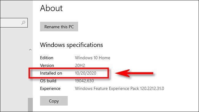 Dans les paramètres Windows, vous trouverez la dernière date d'installation de la mise à jour majeure sous "Installé sur" dans "Spécifications Windows."