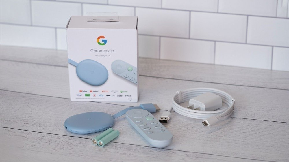 Une photo du Chromecast avec Google TV et sa boîte.