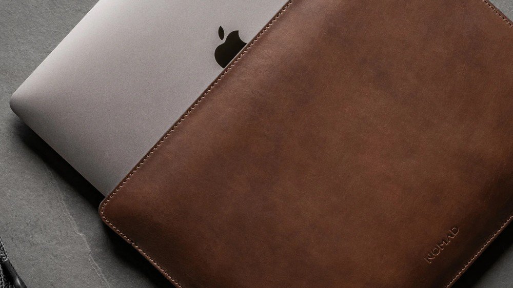 La pochette en cuir Nomad avec un MacBook Pro.