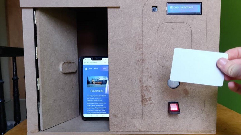 Un téléphone verrouillé derrière une fausse porte, avec une carte RFID.