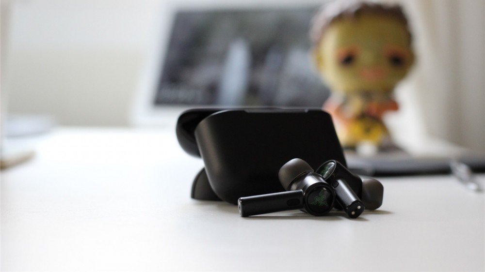 Les écouteurs Razer Hammerhead Pro devant l'étui