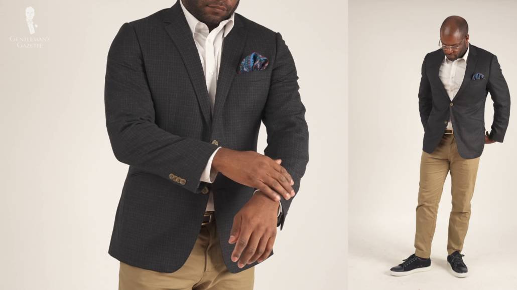 Kyle associe les baskets Lanvin à un manteau de sport foncé, une chemise boutonnée blanche et un pantalon chino slim kaki.