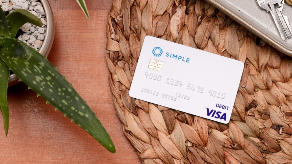 Une simple carte de crédit sur une coiffeuse.