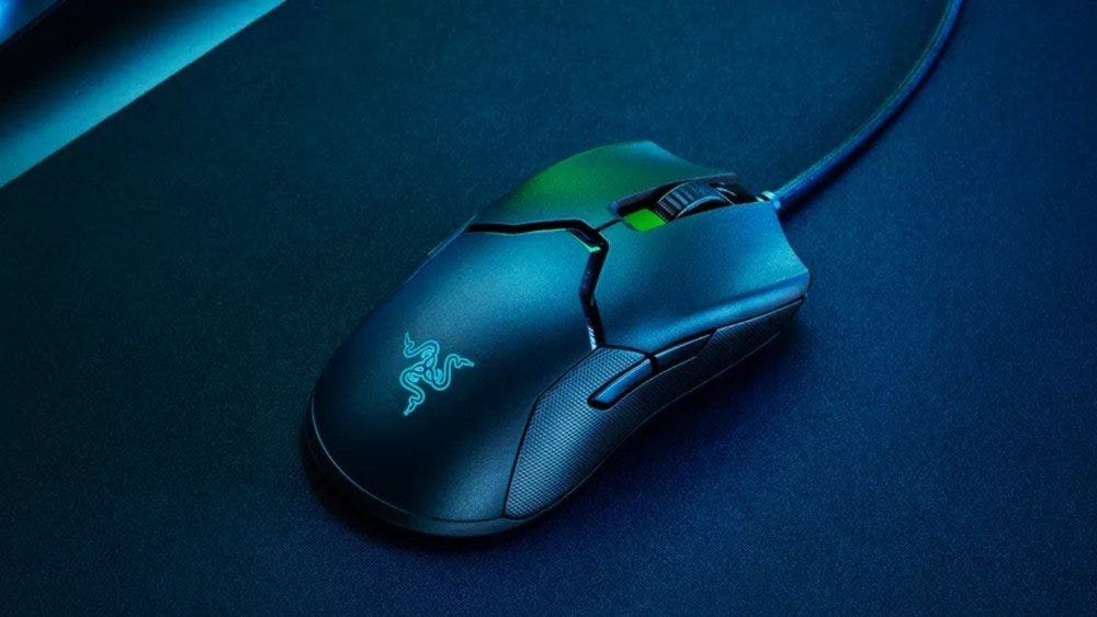 Souris de jeu Razer Viper 8K avec des lumières fraîches qui brillent dessus