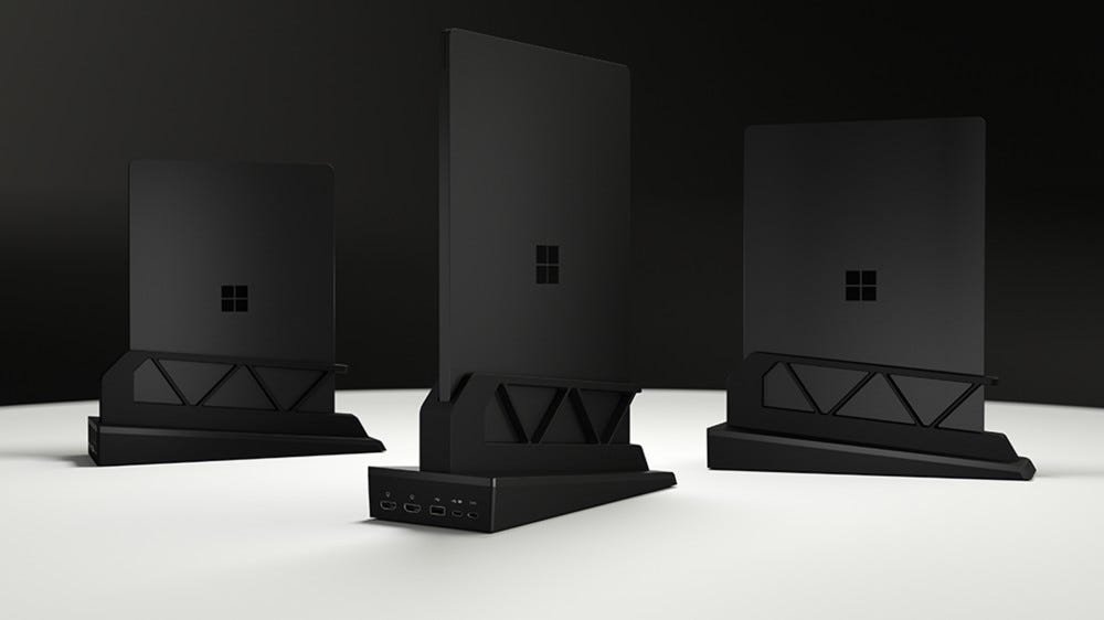 Trois stations d'accueil pour ordinateurs portables Surface de différentes tailles.