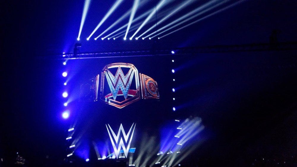 Une scène de la WWE avec des lumières qui brillent partout