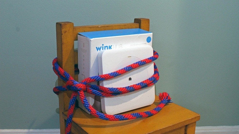 Un Wink Hub attaché à une chaise.