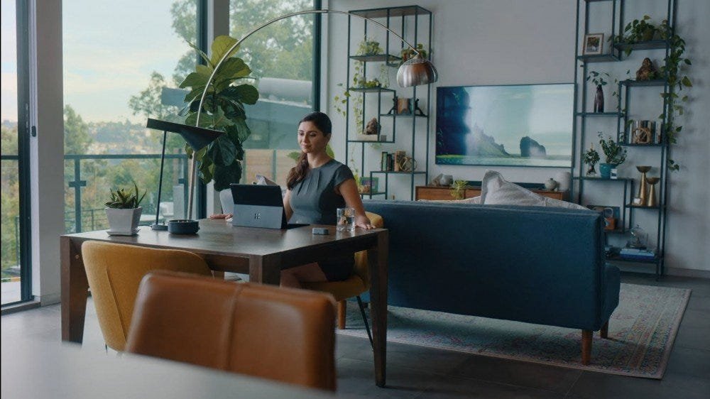 Une femme travaillant dans un bureau à domicile.