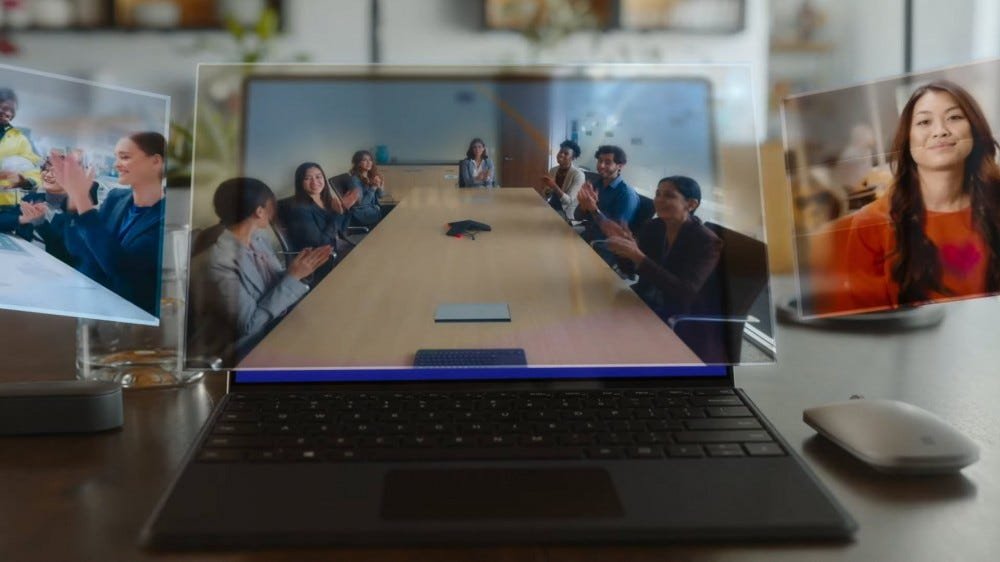 Une conférence téléphonique sous plusieurs angles de caméra.