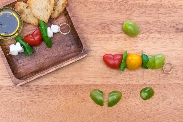 Comment faire des brochettes de salade caprese en forme de cœur