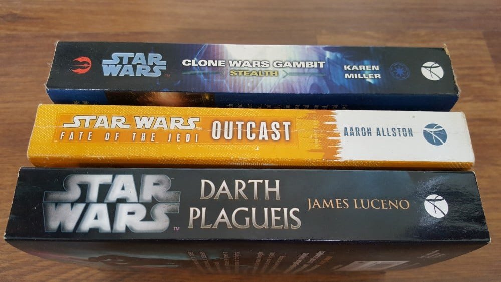 Trois "Guerres des étoiles" romans sur une table en bois