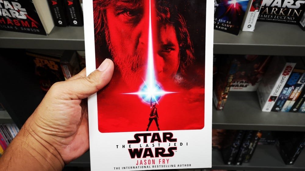 Se tenir la main "Star Wars: Les derniers Jedi" livre de l'auteur Jason Fry dans une librairie