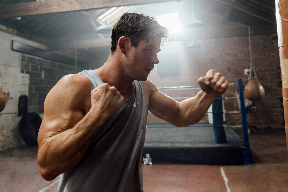 Chris Hemsworth Centr AMEX 2