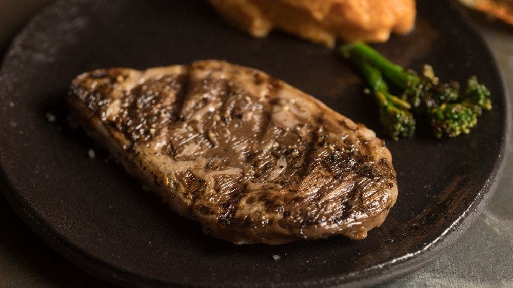 Une photo du steak de faux-filet cultivé d'Aleph Farms.