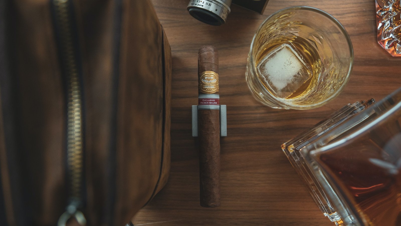 vue aérienne du verre de cigare et de whisky