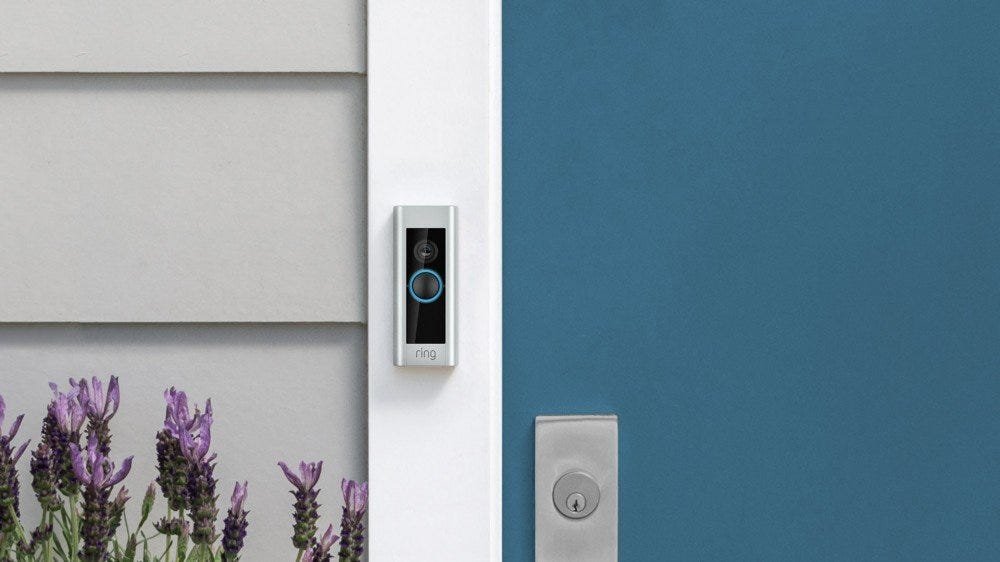 Une Ring Video Doorbell Pro à côté d'une porte bleue.