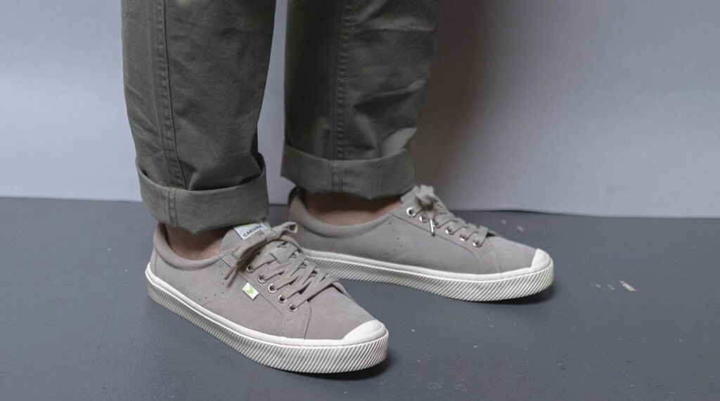 cariuma oca bas gris sur pieds 3