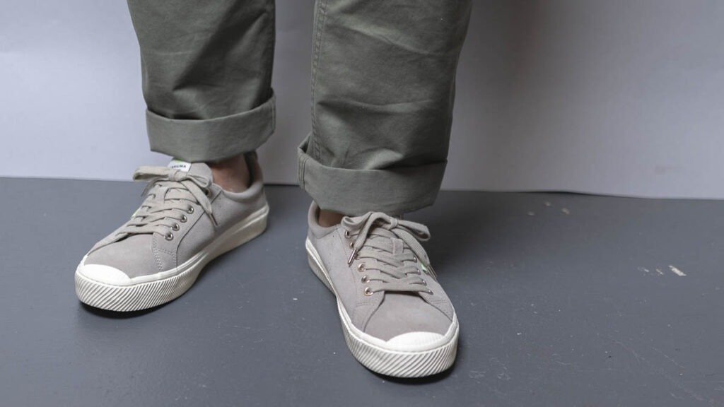 cariuma oca bas gris sur pieds 4