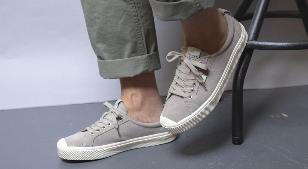 cariuma oca bas gris sur pieds 2