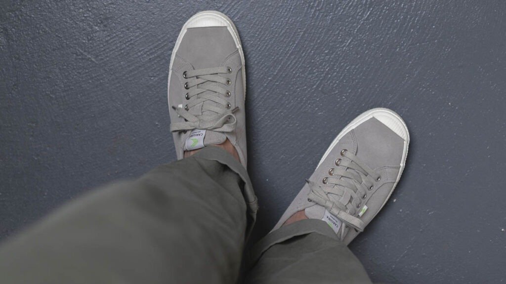 cariuma oca bas gris sur les pieds de haut en bas