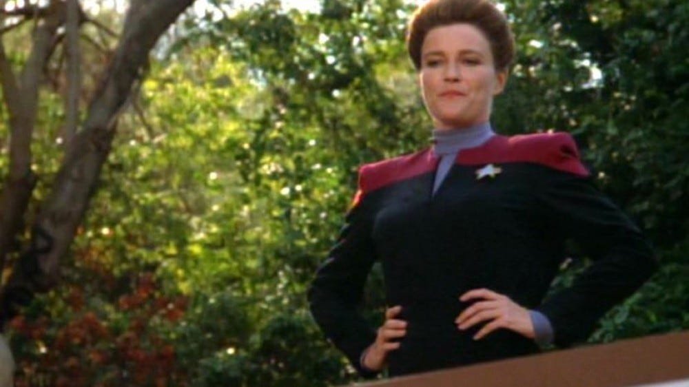 Capitaine Janeway, regardant par-dessus un balcon.