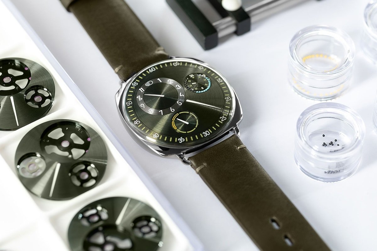 Ressence Le Type 1 X carré sur la table