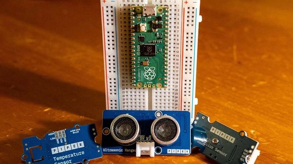 Un kit de capteur Piper à côté d'un Raspberry Pi Pico