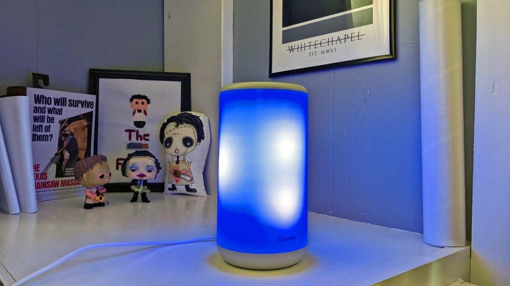 La lampe Aura avec le "Flocon de neige" réglage activé, lumières bleues et blanches