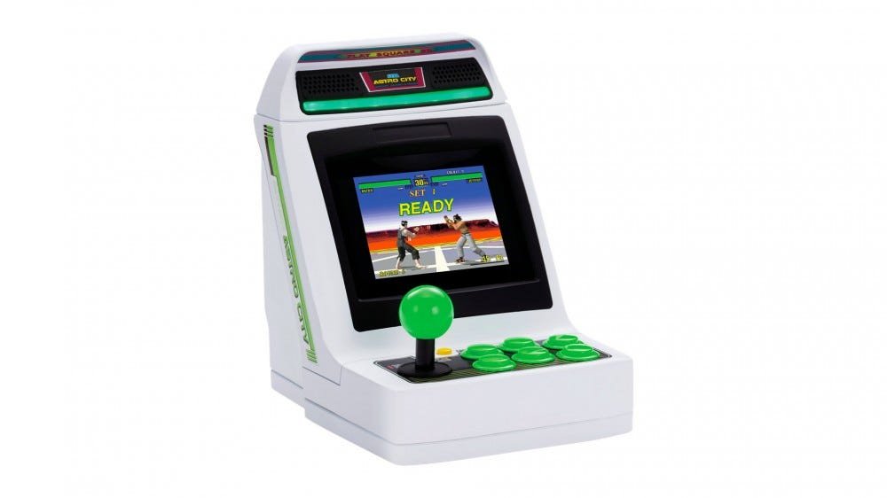 Une console Astro City Mini avec «Virtua Fighter» à l'écran.