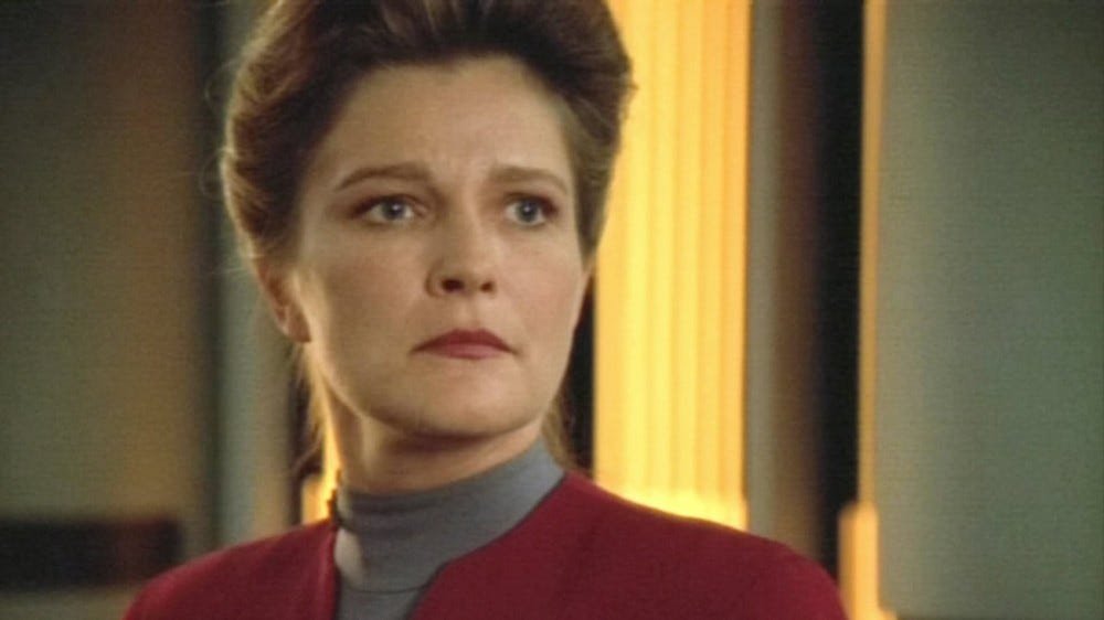 Capitaine Janeway, regardant au loin.