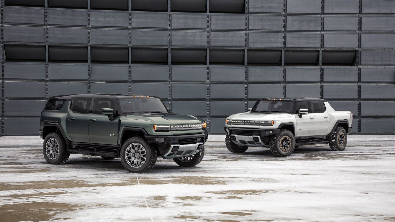Un SUV Hummer EV vert à côté d'un pick-up Hummer EV blanc