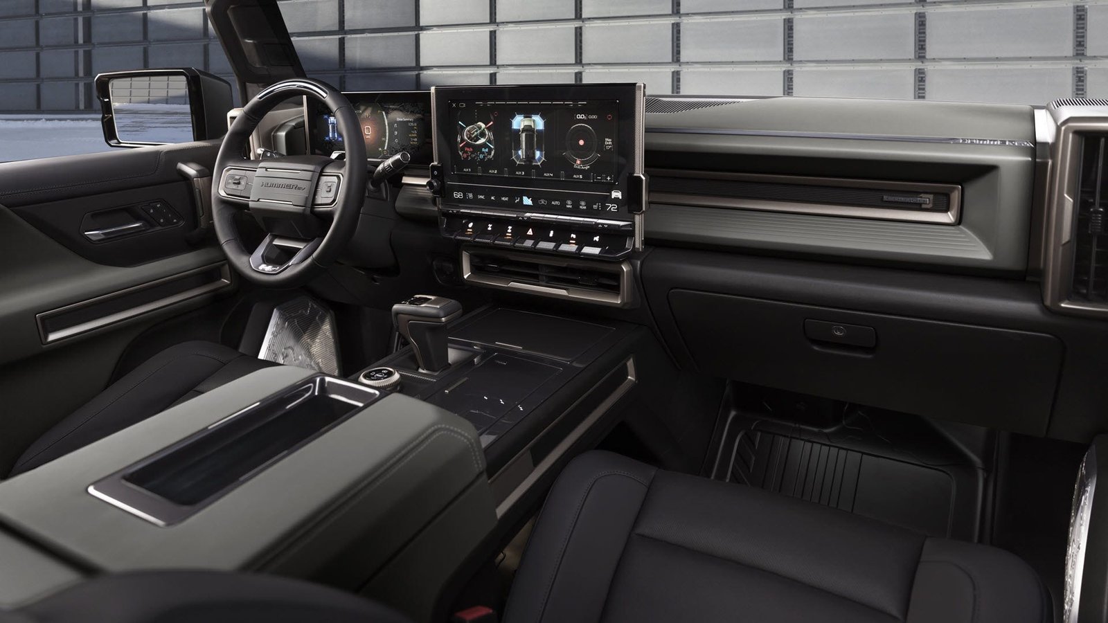 Un intérieur d'un Hummer EV avec un grand tableau de bord tactile.