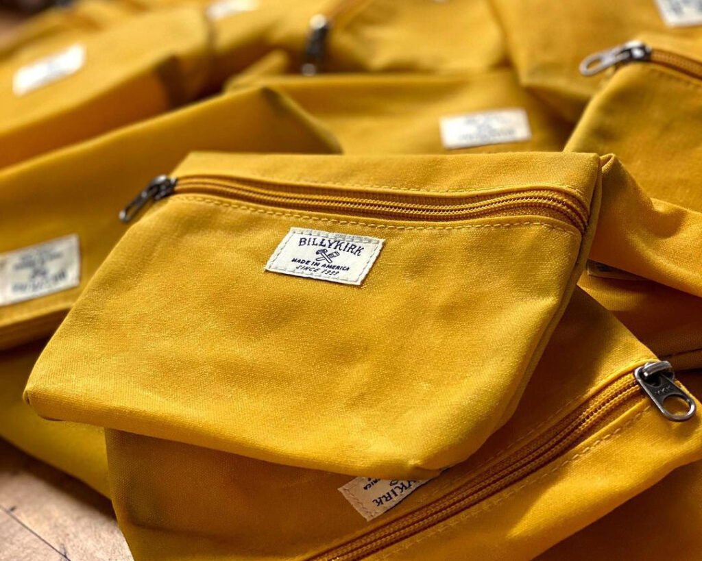 Gros plan de la pochette en toile jaune