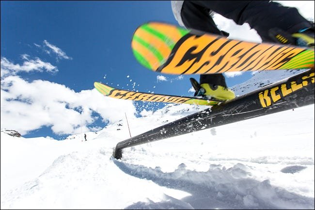 image montrant un skieur en mouvement flou