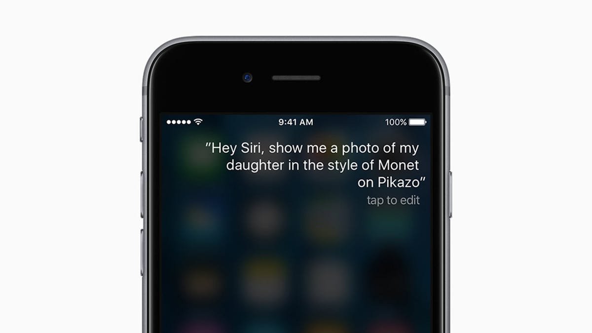 Siri s'ouvre sur un iPhone.