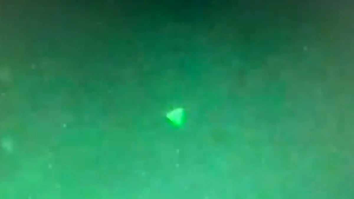 Une photo de l'OVNI en forme de pyramide filmé au-dessus d'une base de la Marine.