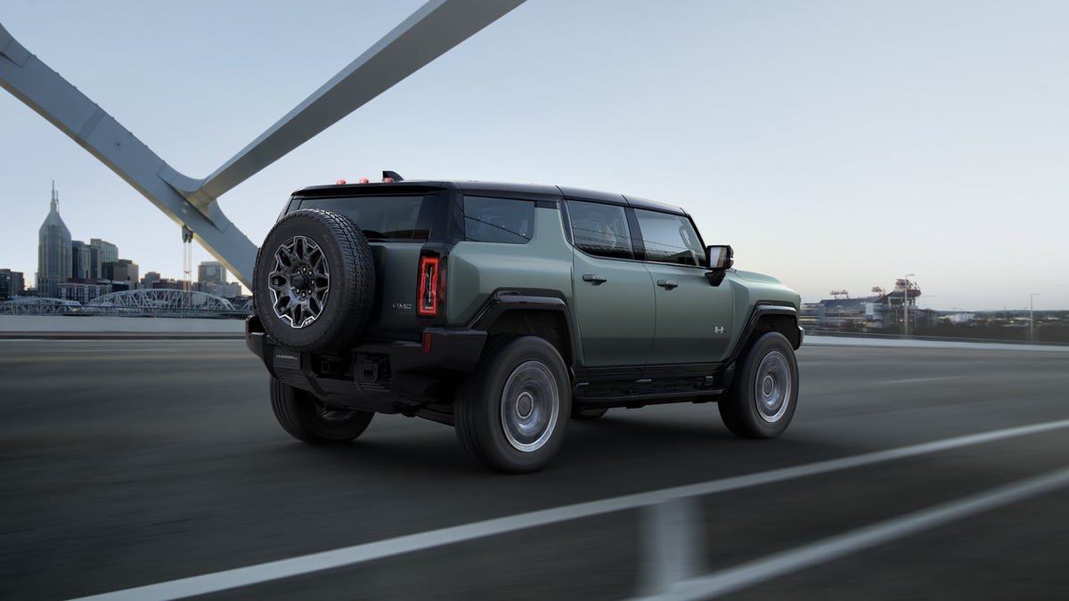 Un SUV électrique Hummer vert