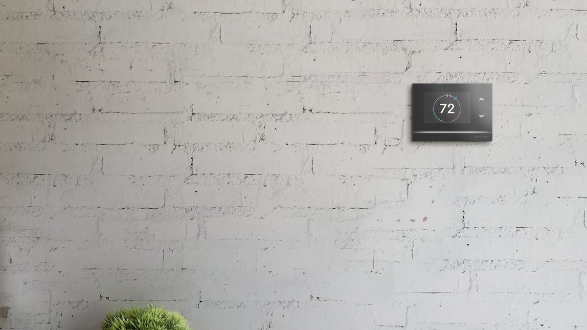 Un thermostat Crestron Horizon sur un mur de briques