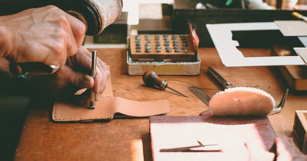 Gros plan du travail du cuir homme