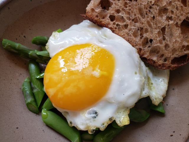Œuf aux asperges et pain grillé