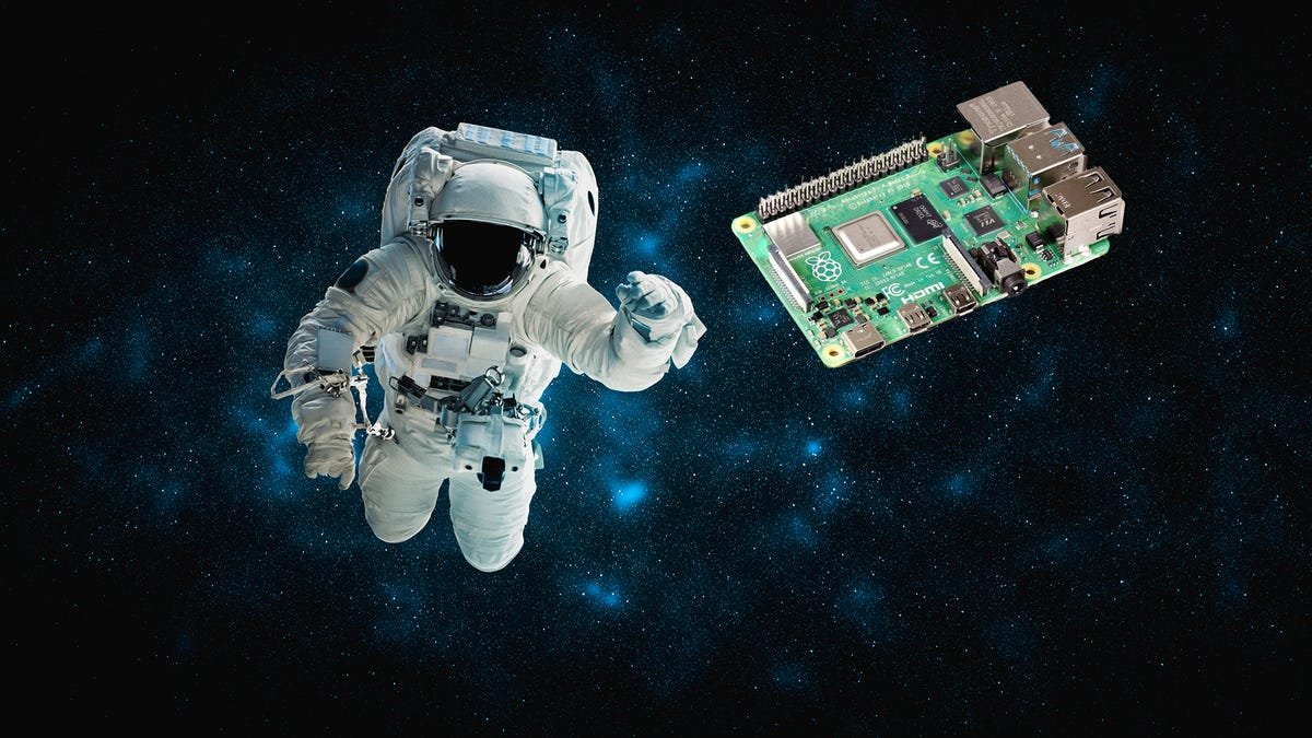 Un astronaute flottant dans l'espace "ciselure" un Raspberry Pi