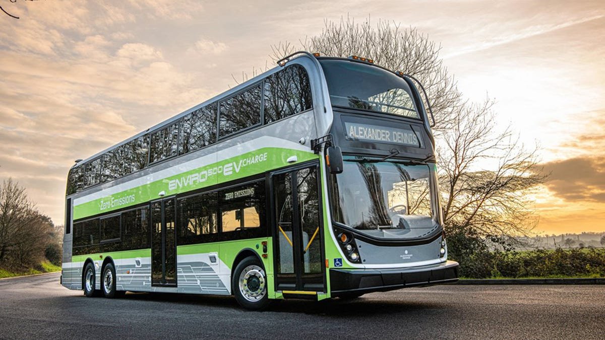 Un bus à impériale en vert et blanc.