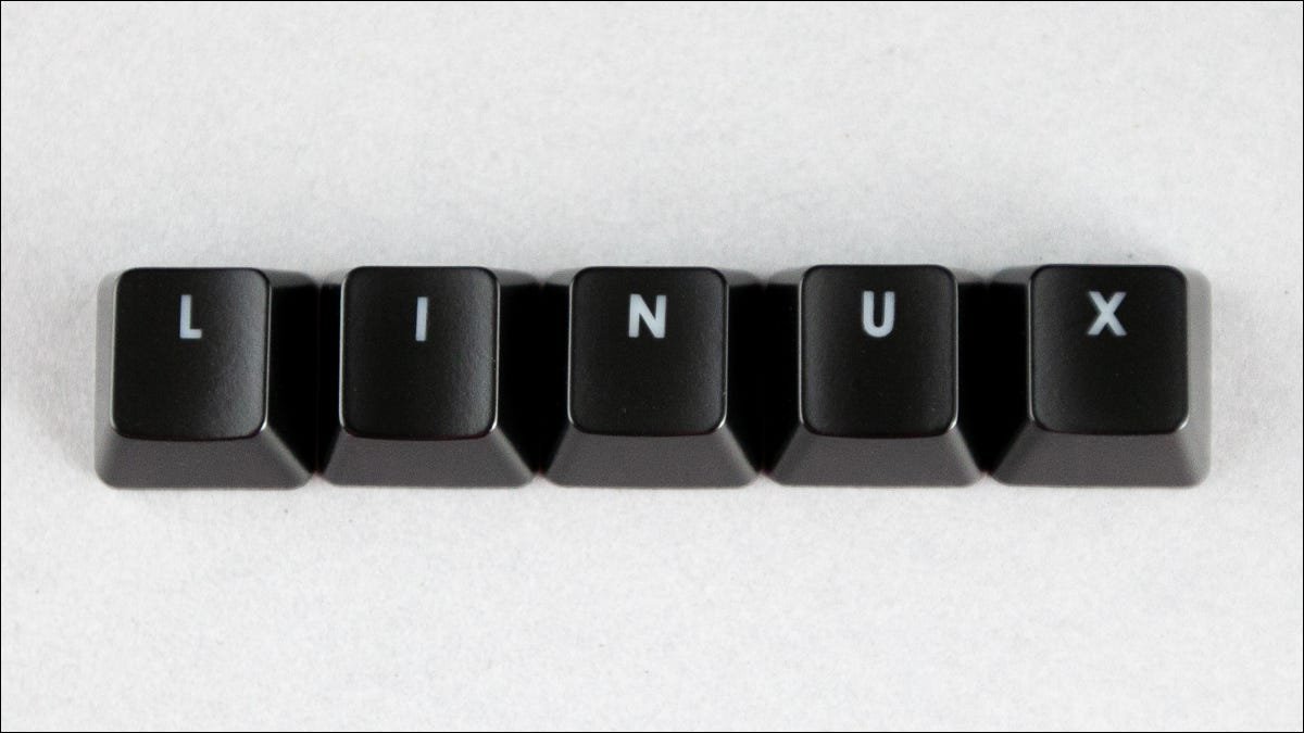 Linux orthographié à l'aide de touches noires sur fond blanc