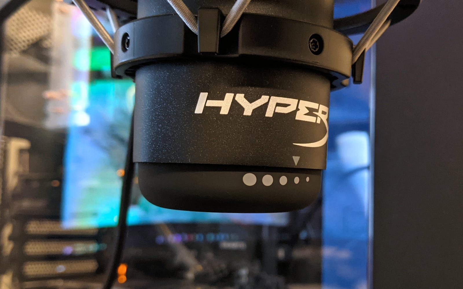 Gros plan sur le cadran de gain inférieur HyperX QuadCast S