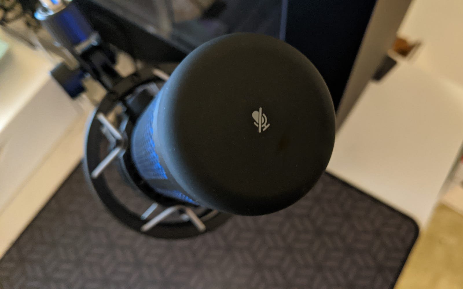 Gros plan sur HyperX QuadCast S "appuyer pour couper le son" tampon